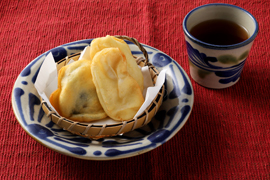 やわらか沖縄天ぷら　さんぴん茶を添えて